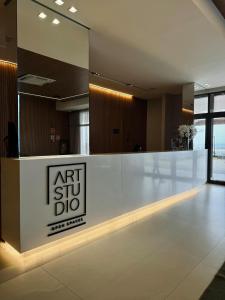 an art studio dip reception in a building at Art Studio Mare Loft in Salvador +50 photos