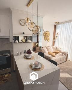 a kitchen and living room with a marble counter top at Apartamento con Piscina in Las Victorias