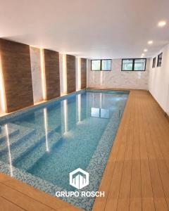 a large swimming pool in a building at Apartamento con Piscina in Las Victorias