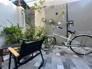 a bike parked next to a bench in a courtyard at La Maison de My Tho in Mỹ Tho