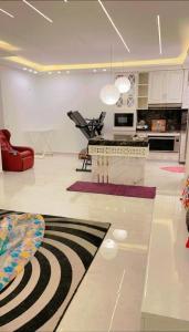 a white kitchen with a black and white rug at chalet - Plumar El Sokhna in Ain Sokhna