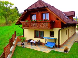 a small house with a balcony and a table at Dom Dorota in Žiar