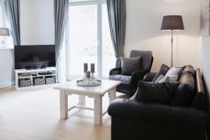 ein Wohnzimmer mit Sofa und Couchtisch in der Unterkunft Anker Mal Husum Stadt in Husum + 16 Fotos
