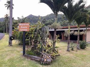 ein Schild vor einem Hotel mit einer Ananaspflanze in der Unterkunft Mareva Kore in Avarua