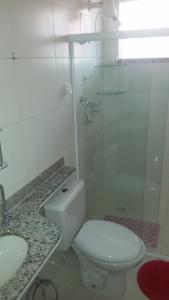une salle de bain avec toilettes, douche et lavabo dans l'établissement Apart Resort Villa das Águas, à Praia do Saco