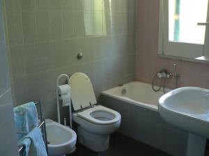 A bathroom at B&B Sun Garden Még 8 kép