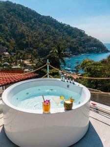 eine Badewanne mit Meerblick in der Unterkunft Vista Boca in Puerto Vallarta