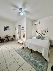 ein Schlafzimmer mit Bett und Deckenventilator in der Unterkunft Vista Boca in Puerto Vallarta