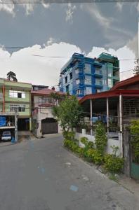 una calle de la ciudad con un edificio azul en el fondo en Finteo Skylands, en Baguio