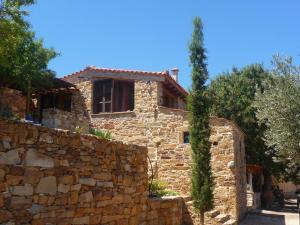Villa Spiti Elaionas في كارفاس: منزل حجري بجدار حجري