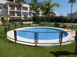 una valla alrededor de una piscina en un parque en Lorcrimar 3, en Marbella