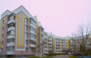 an apartment building with yellow and white at Vilenskaja 25 in Maladzyechna