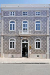 een gebouw met een gevel met blauwe en witte tegels bij Fonte Da Foz in Figueira da Foz