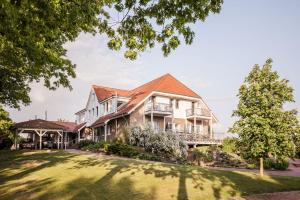 une image d'une maison avec une grande cour dans l'établissement Hotel Reindahls, à Wilkendorf