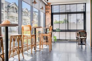 a room with a table and chairs and windows at Xi Mu in Taitung City +96 photos