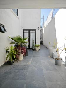 a courtyard with potted plants in a building at Comfy Habitación en Puebla! in San Baltasar