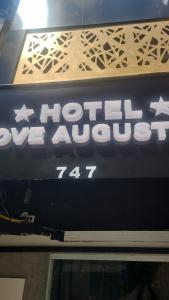 a sign for a hotelagencyagency on the side of a building at Hotel Love Augustta in São Paulo