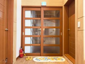 a room with a glass door with a mat on the floor at Mooldan Dongsan Taean in Taean