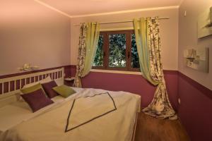 a bedroom with a bed and a window at Nido Paraiso in Santa Úrsula