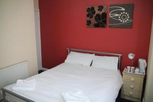 Un pat sau paturi într-o cameră la London Olympus Hotel