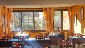 Restaurace v ubytování Hotel Sucara + 37 fotografií