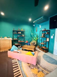 a living room with a couch in the middle at Hostel Cafe13 in Ko Phangan