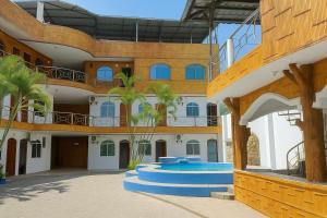 Außenansicht eines Gebäudes mit Schwimmbad in der Unterkunft ECUADOR Hotel Pedernales MrRobert in Pedernales