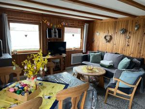 a living room with a couch and a table at Gîte le Nid in Langatte