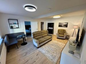 a living room with two chairs and a table at Schkeuditz Gästeapartment II in Schkeuditz