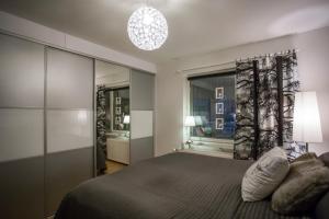 1 dormitorio con cama y ventana grande en Inapolku, en Rovaniemi