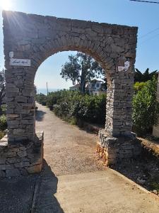 an arch in a stone wall on a road at La casa del mar Nuimna in Peniscola