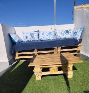 a couch and a table on a balcony at La casa del mar Nuimna in Peniscola