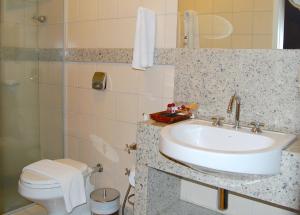 Ett badrum på Hotel Manta