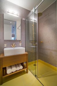 Bilik mandi di NLH FIX | Neighborhood Lifestyle Hotels