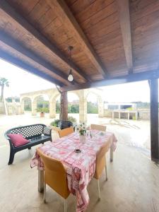 a dining room with a table and chairs at Villa Coco Monopoli in Monopoli