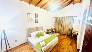 a bedroom with a bed and a desk in a room at Mara Villa Katunayake - 5 Mins to Colombo Airport in Katunayaka