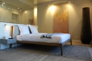 Een bed of bedden in een kamer bij Les Suites Massena