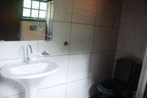 Baðherbergi á Samblumba Hostel Trindade