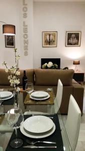 sala de estar con mesa y sofá en Apartamento Los Leones, en Córdoba
