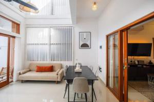 a living room with a couch and a table at Villa OG Cruz in Canggu