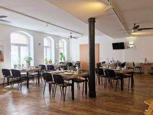 a dining room with tables and chairs in it at Pension bei der Marienkirche in Mühlhausen