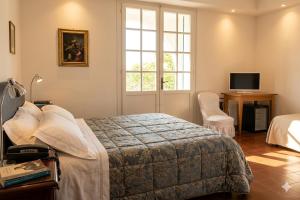 a bedroom with a bed and a desk and a window at Hotel Villa Furia in Bellaria-Igea Marina