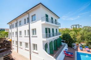 an aerial view of a building with a swimming pool at Hotel Villa Furia in Bellaria-Igea Marina