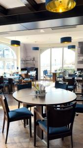 a dining room with a table and chairs at Hotel Marín in Steinhude