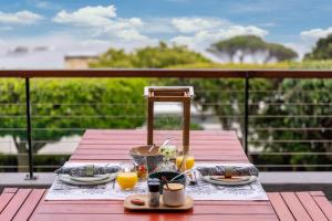 a picnic table with food and drinks on a balcony at Atholl House in Cape Town