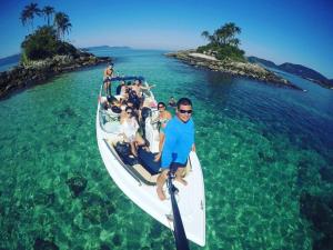 a group of people in a boat in the water at Pousada Arco Íris in Abraão