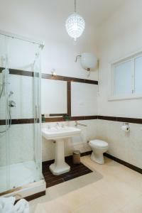 a bathroom with a shower and a sink and a toilet at Accuraliving in Piazza Armerina +22 photos