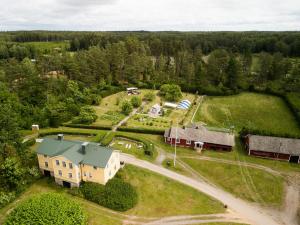 an aerial view of a large house with a yard at Kansjerf Gård in Bromary