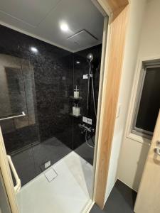 a bathroom with a shower with a glass door at 5名様まで宿泊可能 四万十市下田の一棟貸し宿 明の宿 akari in Shimanto +20 photos