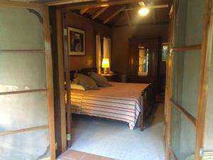 Tempat tidur dalam kamar di Wildwood Guesthouse
